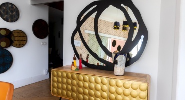 buffet doré avec un miroir italien noir, par Beauté Intérieure, Décoratrice UFDI 68