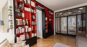 Une grande bibliothèque rénovée en Black and Red