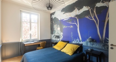 La chambre d'adolescent aux tons bleus et touches de jaune moutarde