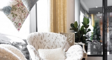 Un fauteuil swan rénové avec un tissu Casamance