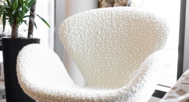 Un fauteuil swan rénové avec un tissu bouclettes de chez Pierre Frey